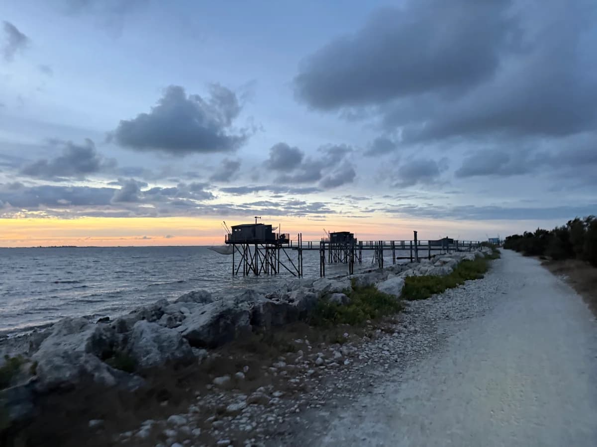 Un sentier côtier et des cabanes de pêche, photographiés lors d’une collecte