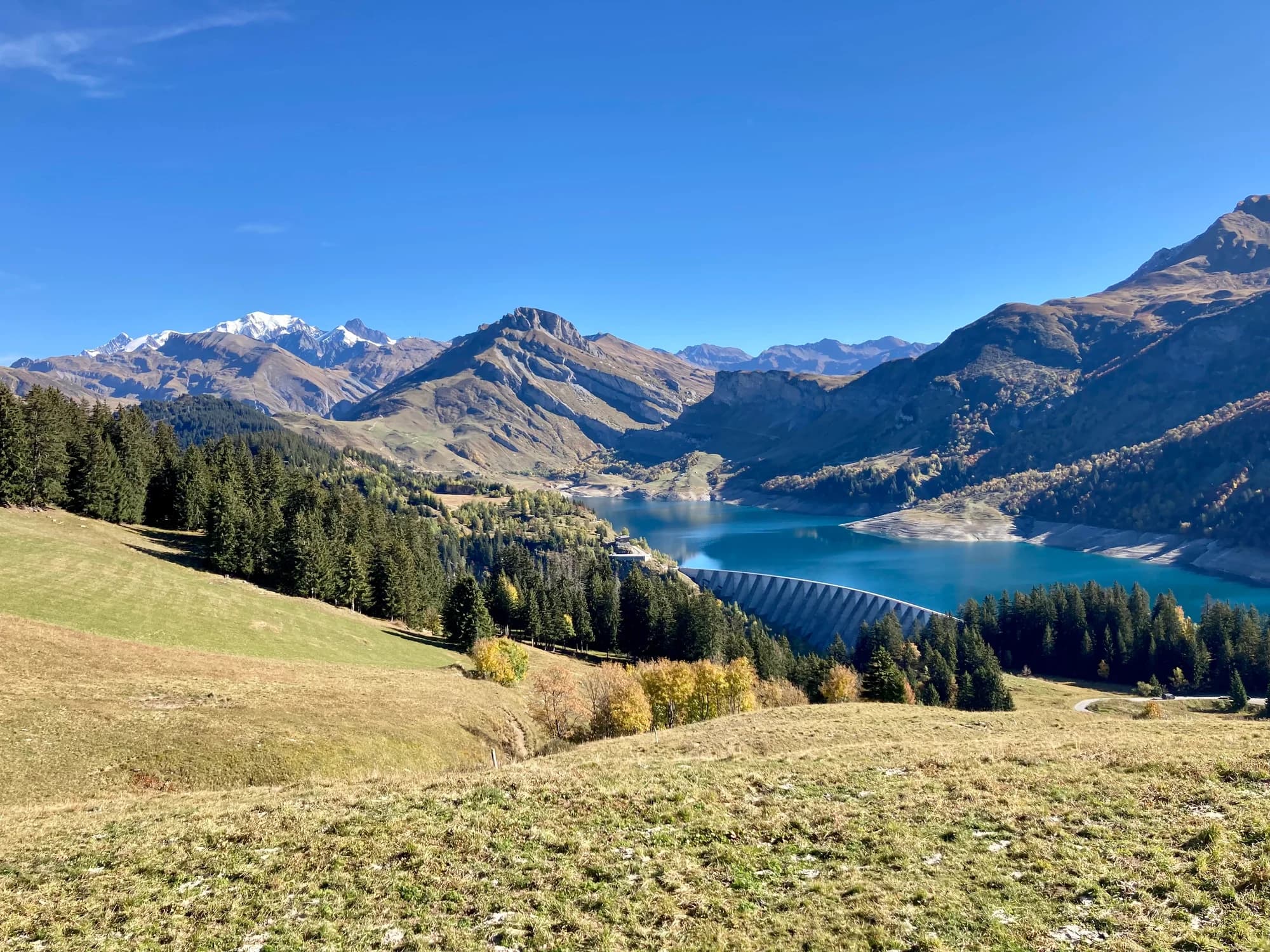 Un lac entouré de montagnes et de forêts, photographié lors d’une sortie de collecte